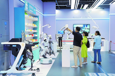 具身智能機器人迎來產(chǎn)業(yè)新篇章 首家“4S店”落地，研發(fā)與服務(wù)的雙輪驅(qū)動
